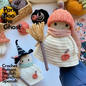 Op de afbeelding: Een gehaakte spookpop genaamd Pomi Boo met een perzikkleurige geribbelde muts en bijpassende sjaal, die een kleine strooien bezem vasthoudt. Het witte spookje heeft een kleine oranje pompoenapplicatie. De tekst luidt Pomi Boo the Ghost.