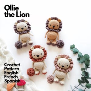 Peut inclure: Quatre jouets lions en crochet faits main, chacun avec une tête ronde, une crinière à volants et un petit accessoire en forme de boule. Les lions sont crème, beige, rouille et vieux rose. Texte Ollie the Lion et Crochet Pattern English French Spanish.