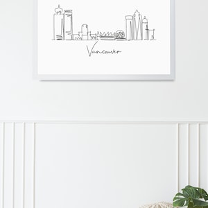 Puede incluir: Un dibujo en blanco y negro de la l&iacute;nea del horizonte de Vancouver, con la palabra "Vancouver" escrita debajo de la l&iacute;nea del horizonte.