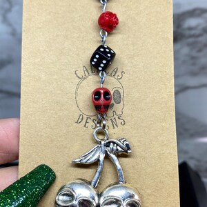 Colgante para teléfono con calavera plateada y cerezas / Colgante para teléfono estilo años 2000 / Accesorio para teléfono / Colgante para teléfono con dados / Bola 8 / Colgante para teléfono con calavera imagen 4