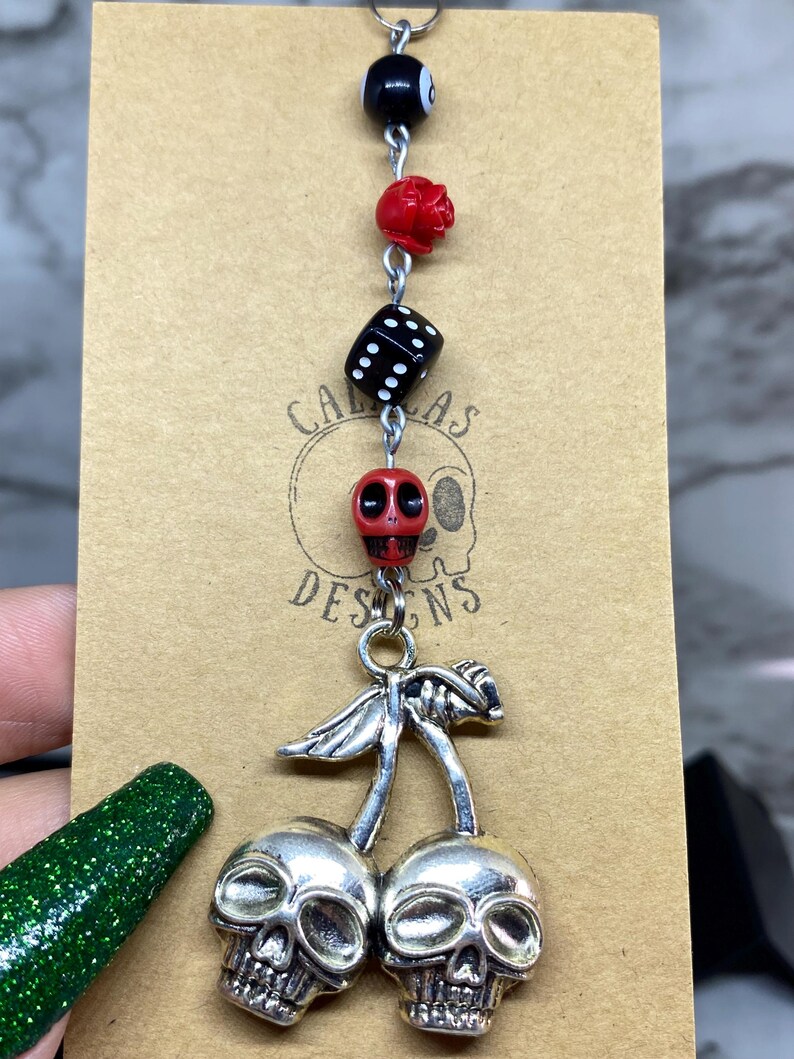 Colgante para teléfono con calavera plateada y cerezas / Colgante para teléfono estilo años 2000 / Accesorio para teléfono / Colgante para teléfono con dados / Bola 8 / Colgante para teléfono con calavera imagen 4