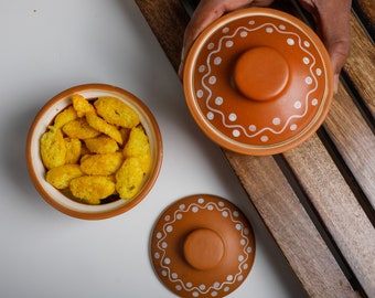 Tazón de cerámica indio con tapas, olla de cuajada, olla de cerámica para servir, regalos de bienvenida, favor de boda indio, olla de arcilla de tierra, regalos de regreso de Pooja