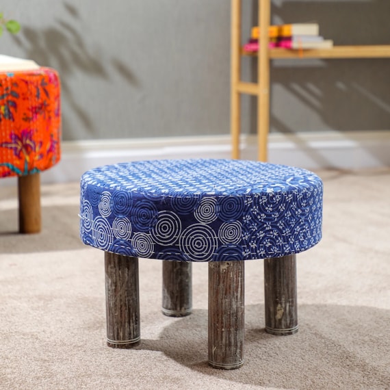 ヴィンテージブルーのカンタ刺繍と木製スツール、伝統的な