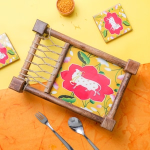 Juego de posavasos con bandeja tradicional india, bandeja y posavasos Kamdhenu, regalo indio, decoración de cocina india, regalos de devolución de Pooja, recuerdo de boda india