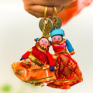1Paar-Puppe Keychain, indisches Rückgabegeschenk, Rückgabegeschenk für Hauseinweihung, Rückgabegeschenk für Pooja, Partybevorzugung, Geschenke für Gäste, Boho-Schlüsselanhänger