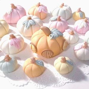 Fondant Pumpkins, pumpkin latern, pumpkinhouse Cake Toppers: Fall cake Cupcake Decorations