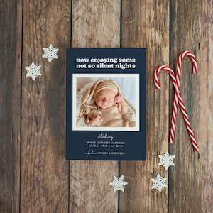 Ahora disfruta de algunas noches no tan silenciosas Tarjeta digital navideña con anuncio de nacimiento / Tarjeta con foto de bebé recién nacido / Imprimible, descarga digital de 5 x 7
