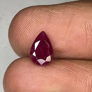 ファセットカットされた天然ルビー（ペアシェイプ）、非加熱ルビー、100％本物の石。