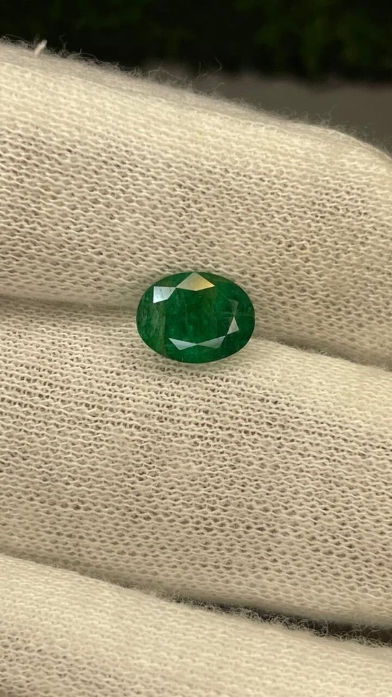 Émeraude Naturelle De Zambie 2.42 Carats - Coupe émeraude, Couleur Verte, SI1, Taille De 9.5x6.2mm
