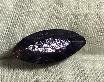 Blutroter Iolith Sonnenstein Marquise, Natürlicher Glitzer Edelstein (2.40Cts)