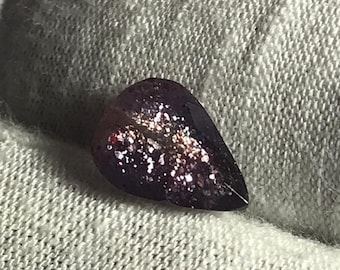Blutroter Iolith Sonnenstein Tropfen Edelstein (10 x 7 mm)