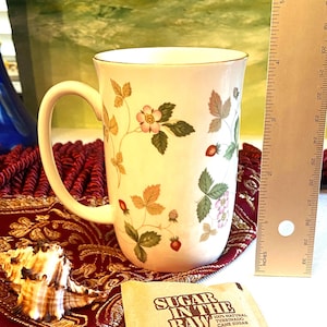 WEDGWOOD sällsynt fynd! Föräldralös mugg i benporslin: "Strawberry Patch"-design med 22K guldkant - dubbelt så dyrt på andra plattformar!