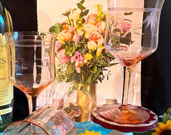 Copas de vino o agua vintage de color rosa melocotón pálido, grabadas con diseños botánicos. ¡En excelente estado! Fácil mantenimiento; de los años 50-60.