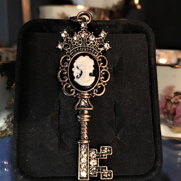 Joli pendentif/porte-clés/décor squelette camée ; Noir et blanc avec ton doré et cristaux