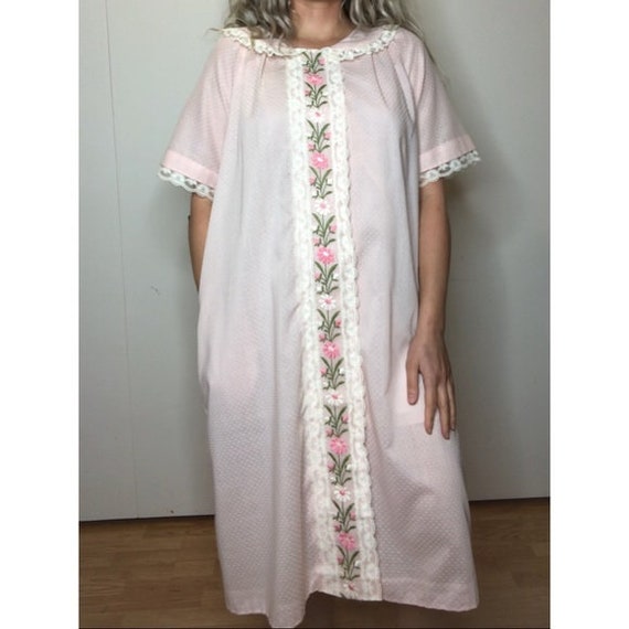 Vintage 1950s lace floral housecoat robe