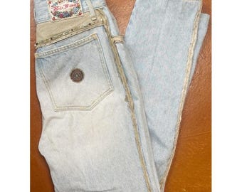 Vaqueros estilo western vintage con detalles azules parisinos.