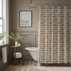 Cortina de ducha con estampado de bebidas: café, té y vino para decorar el baño.