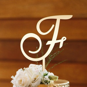 Adorno para tarta de oro para bodas, personalizado, adorno para tarta con iniciales, adorno para tarta rústico, adorno para tarta de Sr. y Sra., tarta de aniversario, adorno para tarta con forma de F
