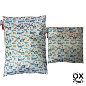 Wetbag "Flugzeug" personalisierte Nasstasche Badetasche Flieger Regenbogen blau weiß Kita Schwimmbad Wechselkleidung Wickeltasche by OXmade
