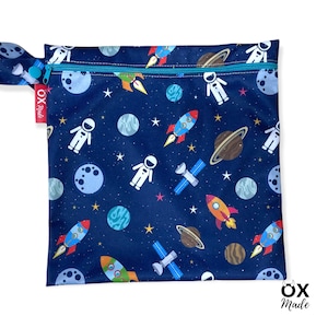 Wetbag Astronaut personalisierte Nasstasche Badetasche Weltall Rakete Planet Satelit Mond dunkelblau by OXmade 25x25 cm