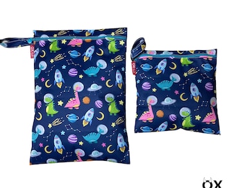 Wetbag "Dino in Space" personalisierte Nasstasche Badetasche Weltall Astronaut Dinosaurier Rakete Planet blau by OXmade