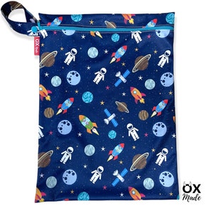 Wetbag Astronaut personalisierte Nasstasche Badetasche Weltall Rakete Planet Satelit Mond dunkelblau by OXmade 30x40 cm