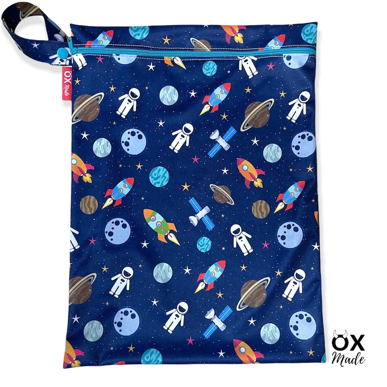 Wetbag Astronaut personalisierte Nasstasche Badetasche Weltall Rakete Planet Satelit Mond dunkelblau by OXmade 30x40 cm