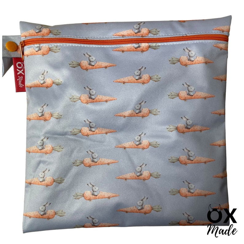 Wetbag Hasenmobil personalized wet bag bathing bag rabbit carrot car gray by OXmade 25x25 cm