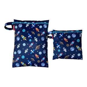 Wetbag "Astronaut" personalisierte Nasstasche Badetasche Weltall Rakete Planet Satelit Mond dunkelblau by OXmade
