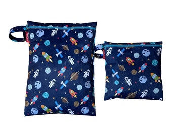 Wetbag "Astronaut" personalisierte Nasstasche Badetasche Weltall Rakete Planet Satelit Mond dunkelblau by OXmade