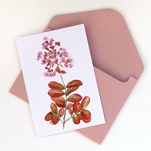 Handgemaakte ansichtkaart, ansichtkaartkunst, bloemen ansichtkaart, botanische minikunstprint Geïllustreerd met lagerstroemia-bloem.