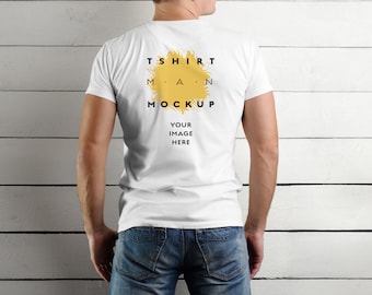 Maqueta de camiseta delantera y trasera, maquetas de camiseta blanca, maqueta de camiseta de hombre, maqueta de modelo sobre fondo de madera, maqueta de camiseta digital