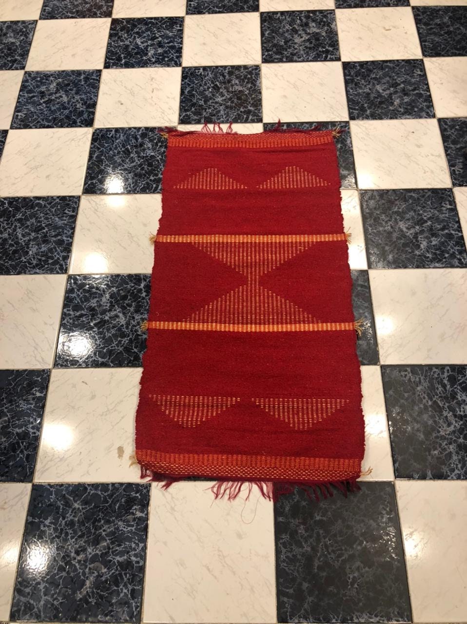 Mur de Couverture Accrochant La Laine Raphia Rouge Fait Main, Tapis Rapaffia avec Des Bords | Tapis