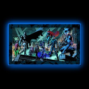 Könnte beinhalten: Eine Gruppe von Superhelden, darunter Batman, Superman, Robin und Catwoman, stehen auf einem Dach in einer dunklen Stadt. Das Bild ist eine Comic-Illustration.