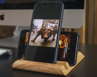 Apple IPad Pro Tablet Holz Halter auf dem Tisch, Ausruhen, aufgeräumt auf dem Schreibtisch, Dockingstation, vertikal halten.