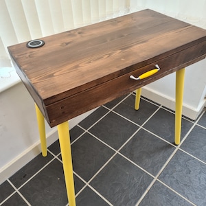 Escritorio de madera recuperada: estilo escandinavo, cargador inalámbrico, patas cónicas