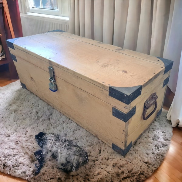 Storage trunk chest,blanket boxes,coffee table,bed bench,reclaimed wood,rustic,vintage,cast iron,antique,wooden trunk,storage box,furniture