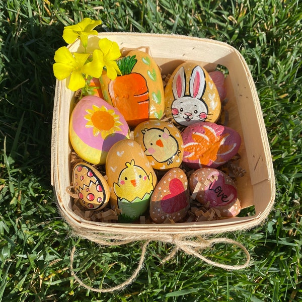 Osterkorb - handbemalte Ostersteine, die in einem natürlichen Holzkorb angeordnet sind, werden mit 8-10 super süßen Ostersteinen geliefert, ein einzigartiges Geschenk