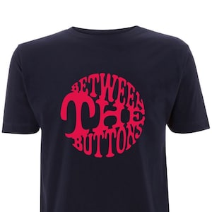 Camiseta Premium Organic: BETWEEN THE BUTTONS (Ruby Tuesday Red) Inspirada en The Rolling Stones