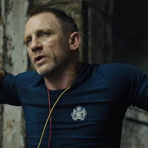 S.I.S: Camiseta como la que usó James Bond en Skyfall (Daniel Craig como 007). Tallas desde S hasta 4XL. Orgánica premium.