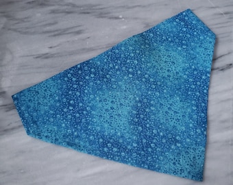 Bandana para perro mediana sobre el cuello Blue Vines