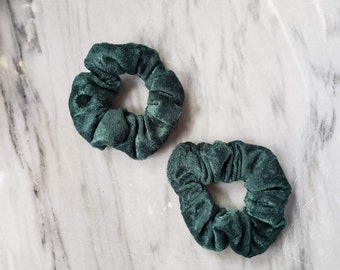 Scrunchies de terciopelo verde esmeralda