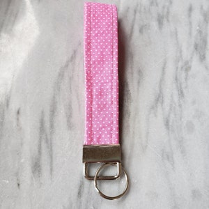 Correa de cordón de muñeca con llavero de lunares rosas