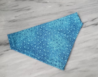 Bandana para perro pequeña sobre el cuello Blue Vines
