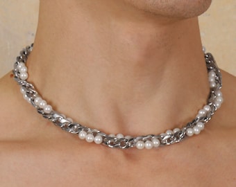 Collier DAMIANOS // Perles arrondies coquillage de grande qualité traversant une chaîne cubaine en acier inoxydable