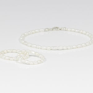 ESA bracelet and 2x rings set // Matching small rice pearl bracelet with a sterling silver closure and two rings