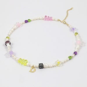Collar JERRY #2 // perlas naturales mezcladas con varias cuentas, opcionalmente carta chapada en oro personalizada de su elección