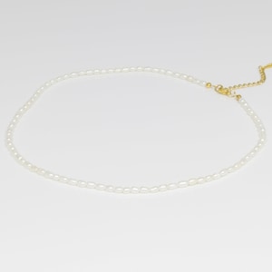 Collar ESA // Collar de perlas pequeñas, collar de perlas de arroz, joyas de perlas, regalo para ella, regalo para él. imagen 4