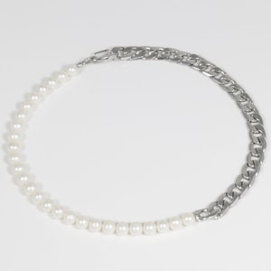 HERACLES necklace // Great quality shell round pearls combined with stainless steel cuban metal chain image 4