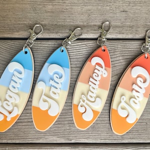 Étiquette personnalisée pour sac à dos avec planche de surf, porte-clé surfeur, étiquette de sac d'école, porte-clé garçon, surfeuse, breloque de sac à langer, idée cadeau vacances en famille